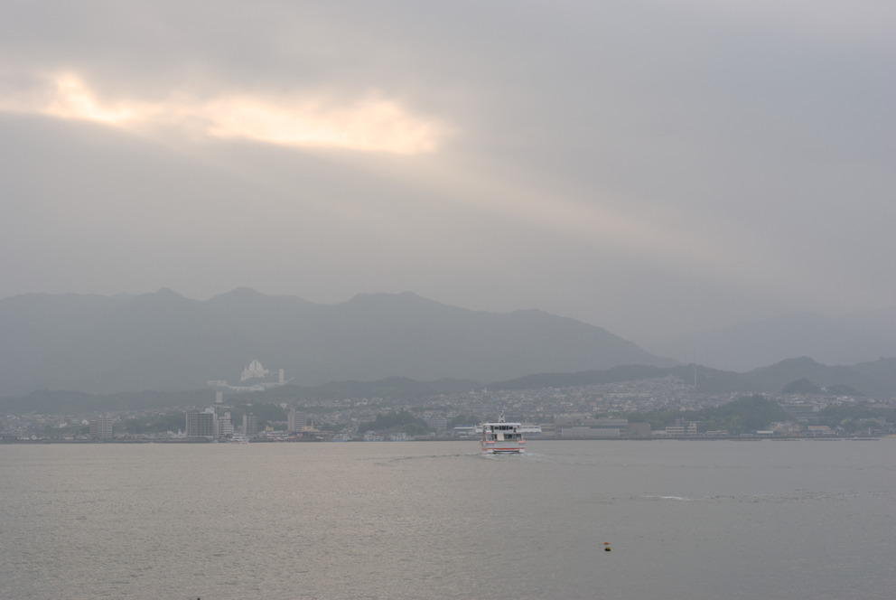 Vue sur Hiroshima depuis le ferry du retour.